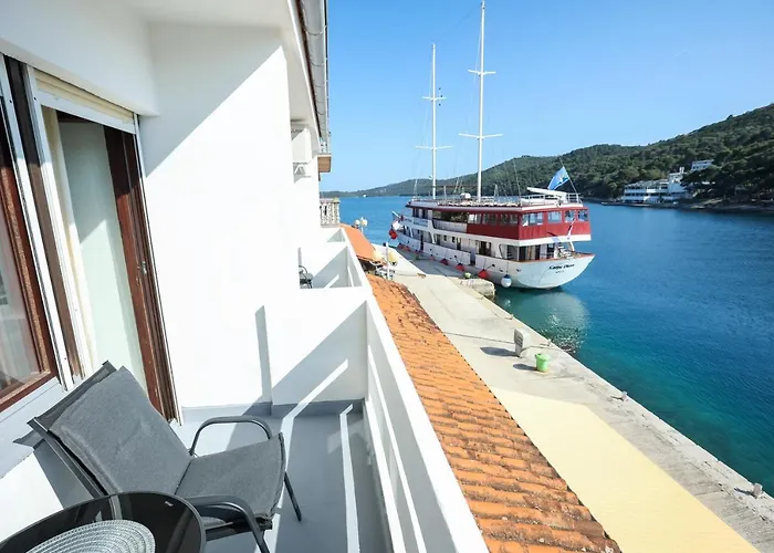 ゲストハウス Beachfront Veli Kamik Božava