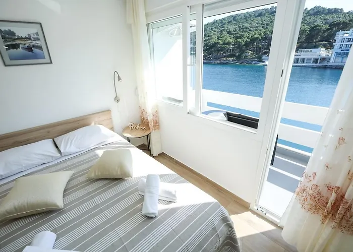 Beachfront Veli Kamik בית הארחה 3*