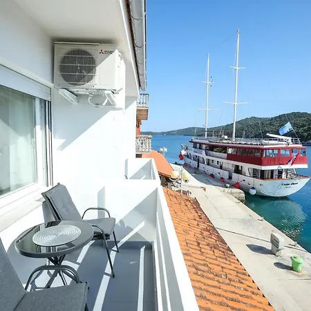 Beachfront Veli Kamik 3* Božava