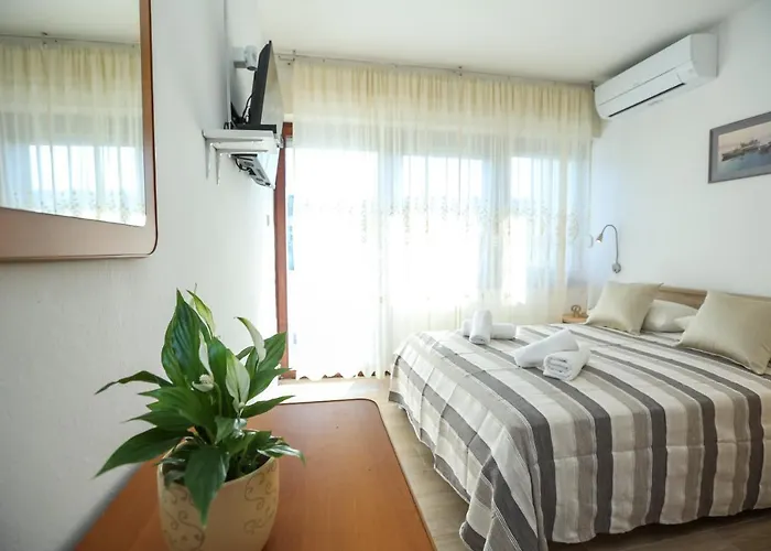 Beachfront Veli Kamik 3* Божава